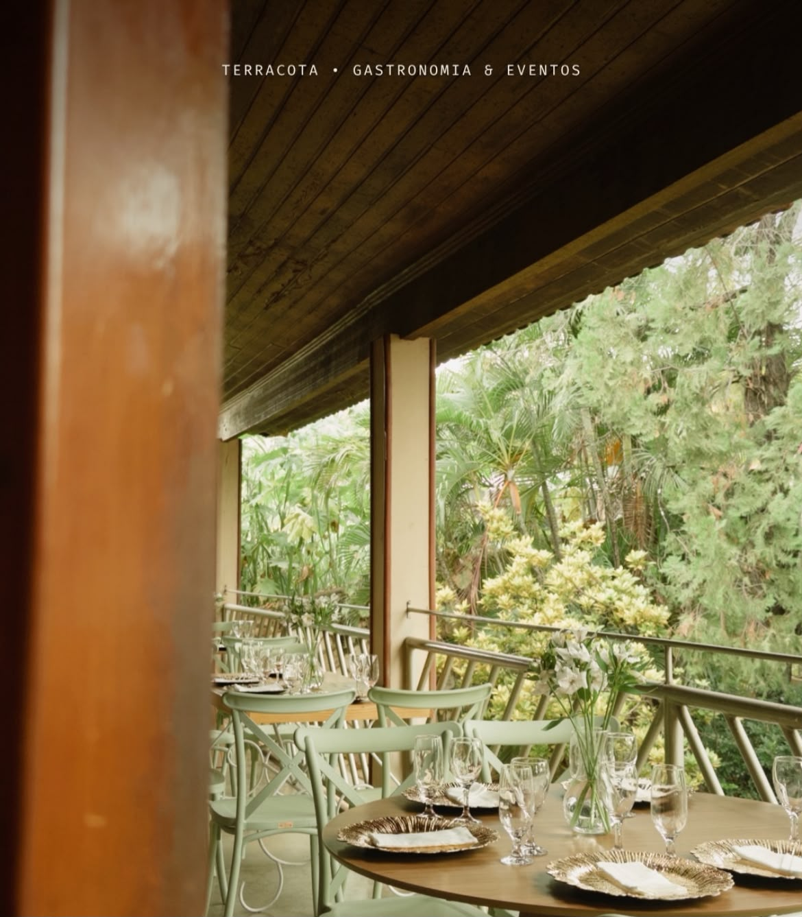 Varanda do Terracota Buffet com mesas postas e vista para o jardim